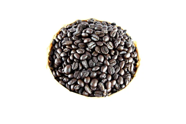 Смажені кавові зерна в кошику . — стокове фото
