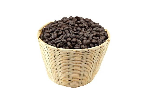 Geröstete Kaffeebohnen im Korb. — Stockfoto