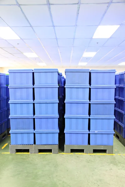 Blauwe plastic doos producten. — Stockfoto