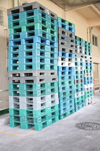 Plastic pallets are stacked can cause accidents. — Stock Photo, Image