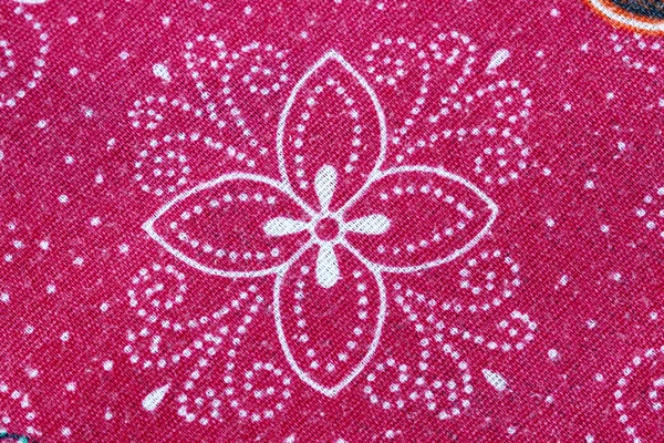 Ταϊλάνδης μπατίκ sarong του κόκκινο λουλούδι μοτίβο. — Φωτογραφία Αρχείου