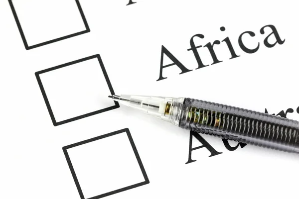 Lápis mecânico apontam para caixa de seleção no texto África . — Fotografia de Stock