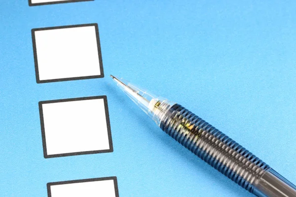 Ponto de lápis mecânico para caixa de seleção branca no fundo azul . — Fotografia de Stock
