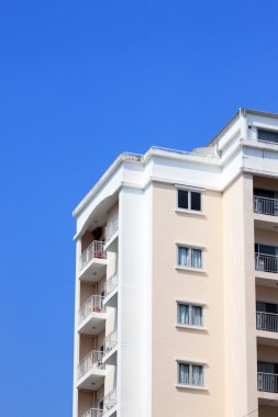modern binanın tepesinde.