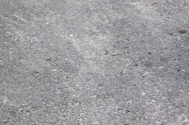 yol yüzeyi ile karanlık.