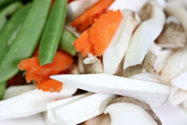 Setas, zanahorias y guisantes como ingrediente en la cocina . — Foto de Stock