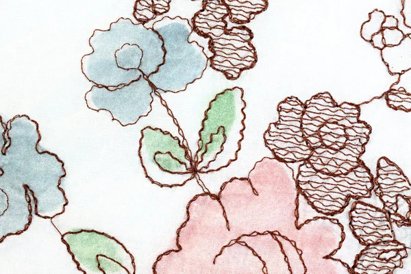 Roze bloemenpatroon op witte stof. — Stockfoto