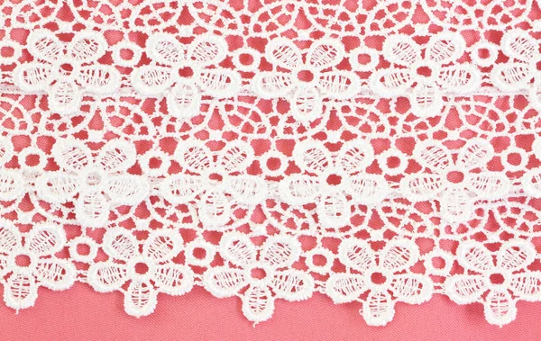 Modèle de fleur blanche sur tissu rose . — Photo