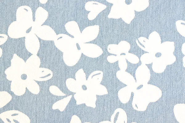 Witte bloemenpatroon op blauwe stof. — Stockfoto