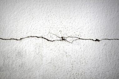 beyaz duvar çatlamak.