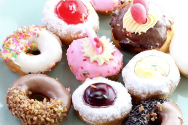 birçok donut yemek.