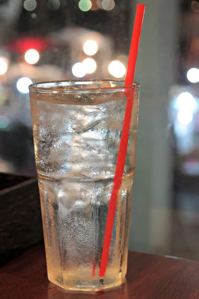 Eis und Wasser im Glas auf dem Esstisch. — Stockfoto