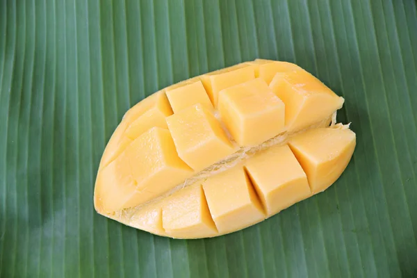 Ripe mango with slices on banana leaves. — Stock Photo, Image