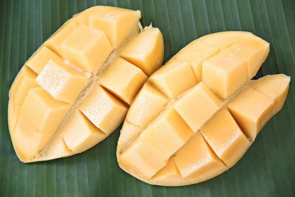 Ripe mango with slices on banana leaves. — Stock Photo, Image