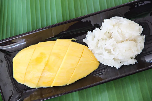 Rijpe mango en plakkerige rijst in schotel op bananenbladeren. — Stockfoto