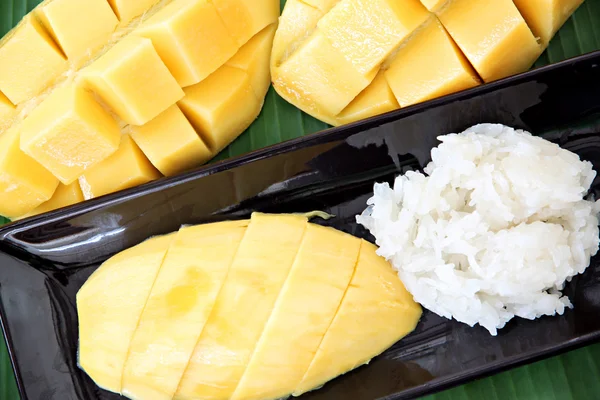 Ripe mango and sticky rice in dish on banana leaves. — Stock Photo, Image