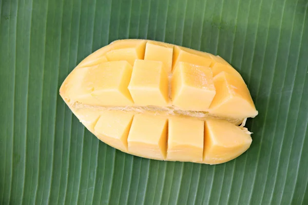 Mango maduro con rodajas sobre hojas de plátano . — Foto de Stock