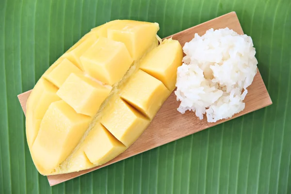 Ripe mango and sticky rice in bamboo dish on banana leaves. — Stock Photo, Image