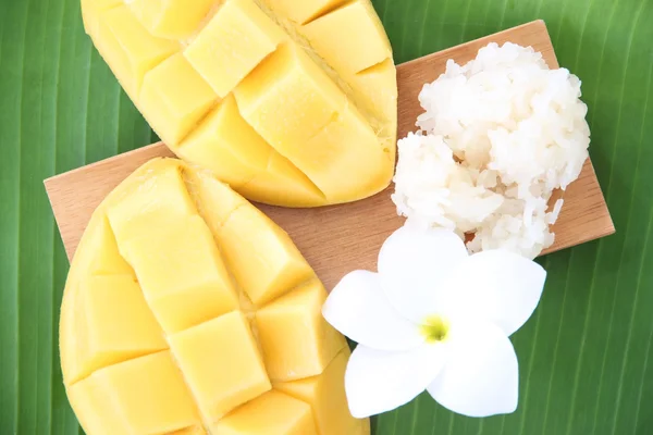 Ripe mango and sticky rice in bamboo dish on banana leaves. — Stock Photo, Image