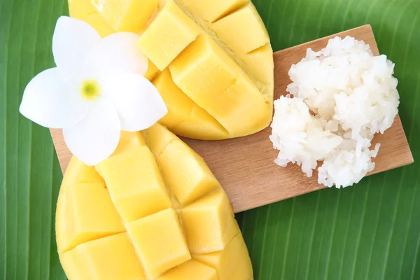 Ripe mango and sticky rice in bamboo dish on banana leaves. — Stock Photo, Image