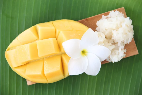 Rijpe mango en plakkerige rijst in bamboe schotel op bananenbladeren. — Stockfoto