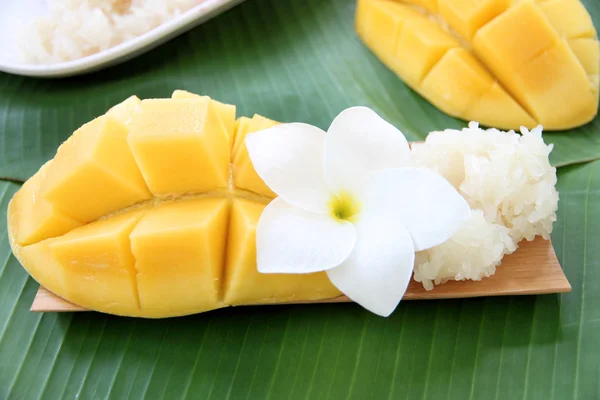 Rijpe mango en plakkerige rijst in bamboe schotel op bananenbladeren. — Stockfoto