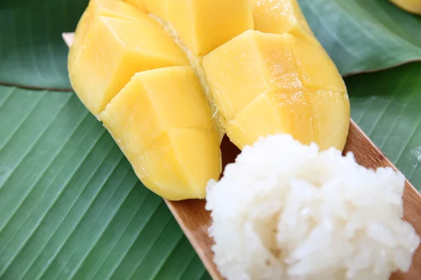 Rijpe mango en plakkerige rijst in bamboe schotel op bananenbladeren. — Stockfoto