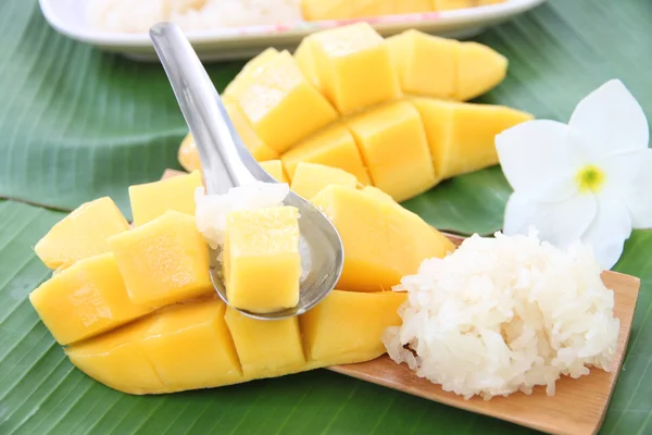 Mango maduro y arroz pegajoso en cuchara sobre hojas de plátano . —  Fotos de Stock