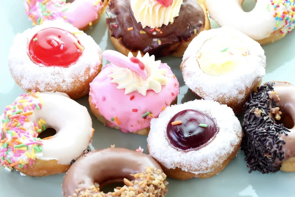 Muchos donuts en el plato . — Foto de Stock