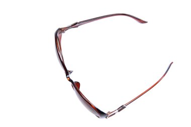 izole kahverengi güneş gözlüğü.