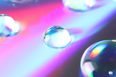 mix renk üstünde su damlaları.