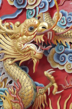 Altın ejderha heykeli.