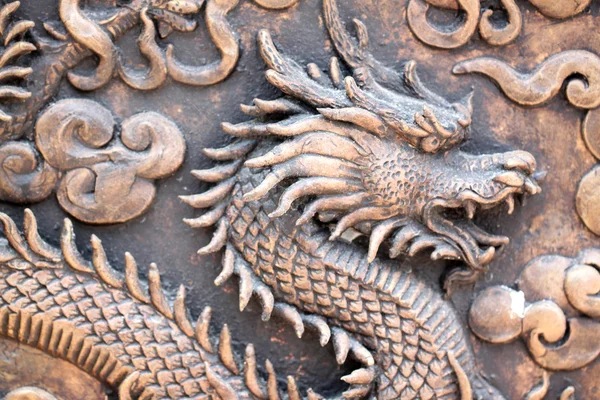 Messing gesneden dragon. — Stockfoto