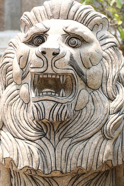 Löwenstatuen geschnitzt. — Stockfoto