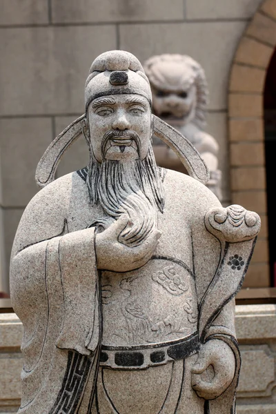 Statuen der chinesischen Gottheit und Löwenskulptur. — Stockfoto