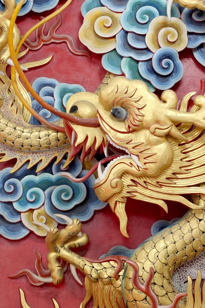 Golden dragon statue. — Stock Photo, Image