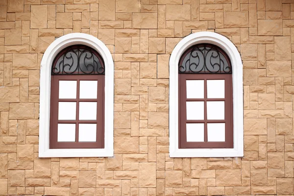 Сучасні дерев'яні вікна в зовнішньому оздобленні . — стокове фото