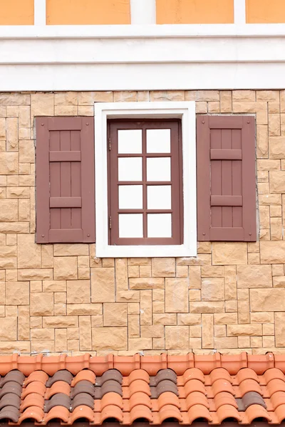 Janelas de madeira modernas em decoração exterior . — Fotografia de Stock