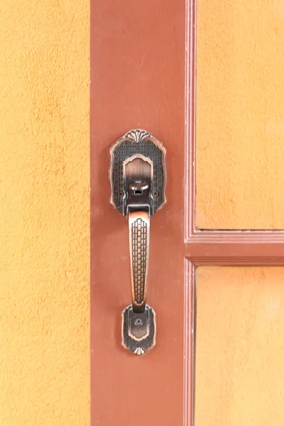 Maniglia di vecchia porta di legno . — Foto Stock