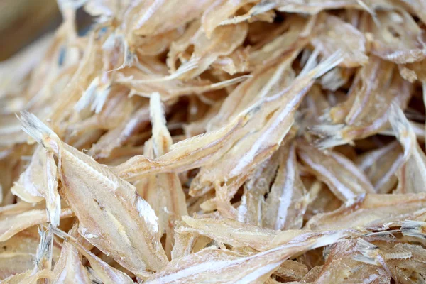 Secado de pescado de mar en la conservación de los alimentos . —  Fotos de Stock