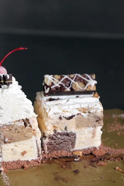Vanilla and chocolate ice cream cake. — Stock Photo, Image
