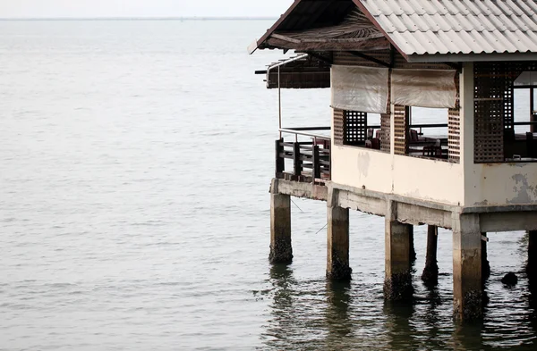 Restaurants en mer pour les bâtiments fond . — Photo