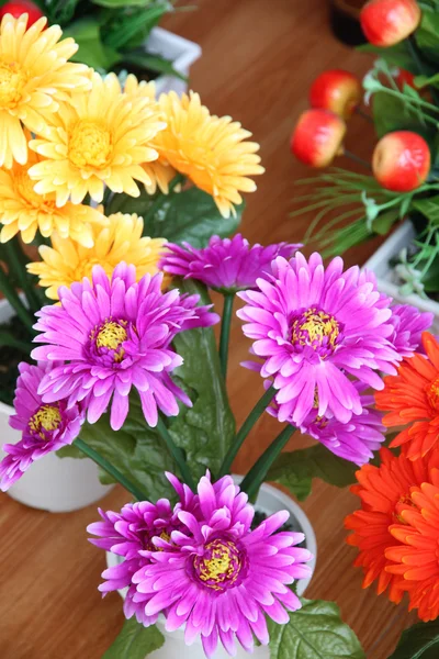 Farbenfrohe Kunstblumen. — Stockfoto