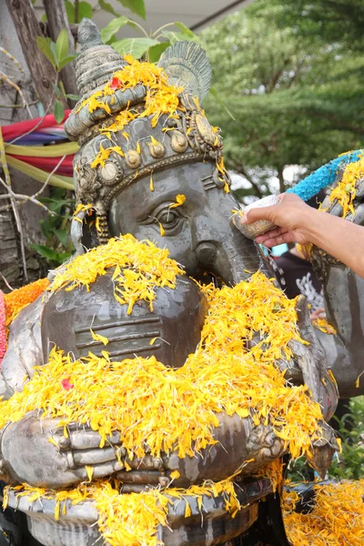 Día Songkran tradiciones agua para estatua de Ganesh . — Foto de Stock