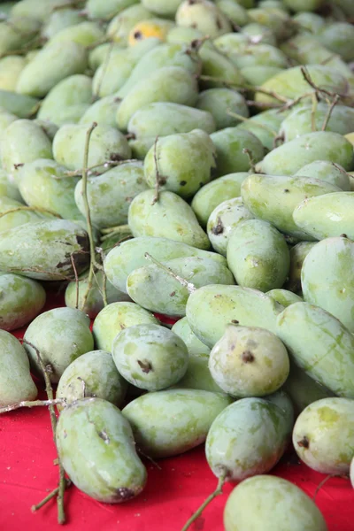 Mangas verdes cruas no mercado de frutas . — Fotografia de Stock