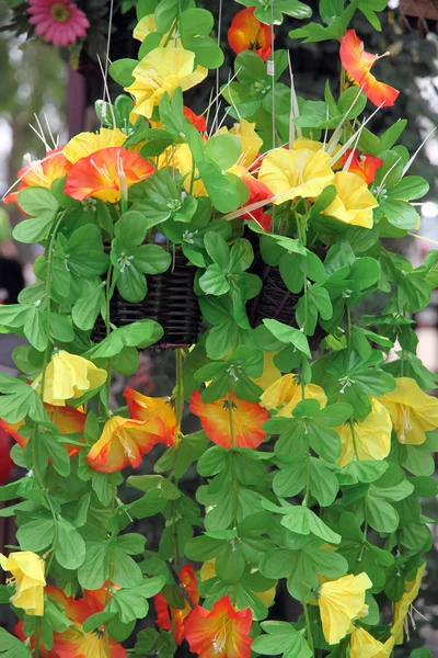Gele en rode kunstbloemen kleurrijke. — Stockfoto