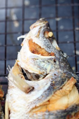 Kızarmış levrek veya Late balık derin doku.