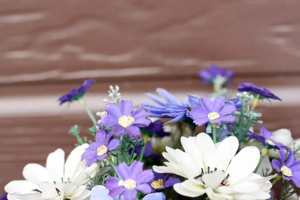 Couleur violette et blanche du bouquet de fleurs artificielles . — Photo