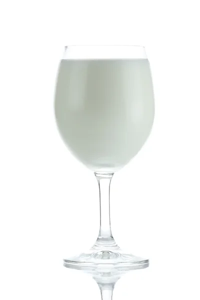 Lait frais en verre d'isolé . — Photo