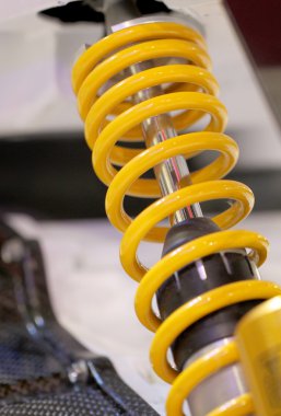 Sarı motosiklet amortisörler.